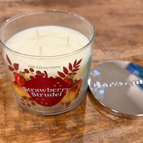 Bath & Body Works Strawberry Strudel Candle Brand NEW! - Picture 2 of 4